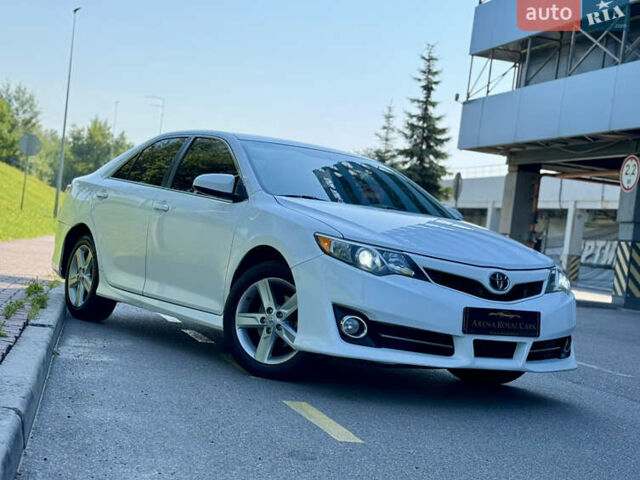 Білий Тойота Камрі, об'ємом двигуна 2.5 л та пробігом 247 тис. км за 10650 $, фото 3 на Automoto.ua