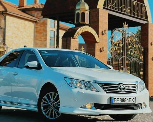 Белый Тойота Камри, объемом двигателя 2.5 л и пробегом 161 тыс. км за 13500 $, фото 1 на Automoto.ua