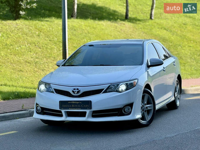 Білий Тойота Камрі, об'ємом двигуна 2.5 л та пробігом 247 тис. км за 10650 $, фото 1 на Automoto.ua