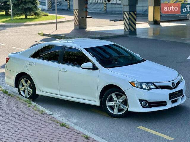 Білий Тойота Камрі, об'ємом двигуна 2.5 л та пробігом 247 тис. км за 10650 $, фото 5 на Automoto.ua