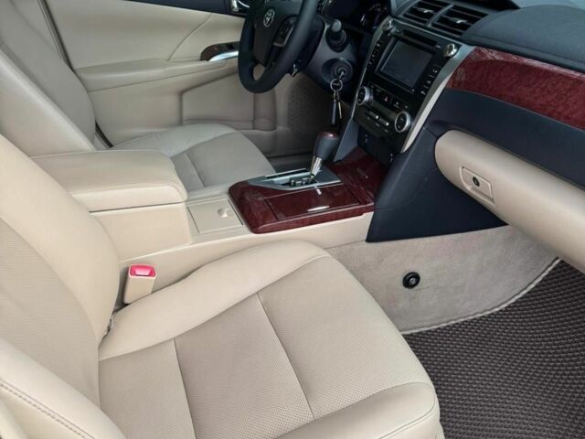 Белый Тойота Камри, объемом двигателя 2.5 л и пробегом 250 тыс. км за 13990 $, фото 1 на Automoto.ua