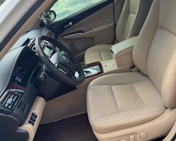 Белый Тойота Камри, объемом двигателя 2.5 л и пробегом 250 тыс. км за 13990 $, фото 3 на Automoto.ua