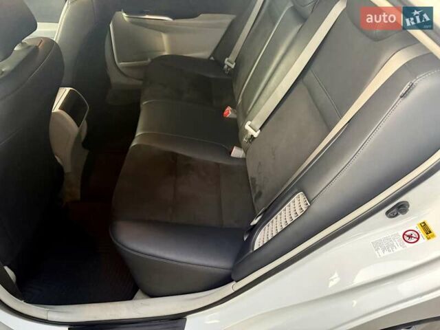 Белый Тойота Камри, объемом двигателя 2.5 л и пробегом 250 тыс. км за 11000 $, фото 12 на Automoto.ua