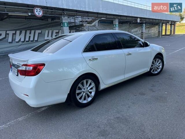 Белый Тойота Камри, объемом двигателя 2.49 л и пробегом 180 тыс. км за 15500 $, фото 1 на Automoto.ua