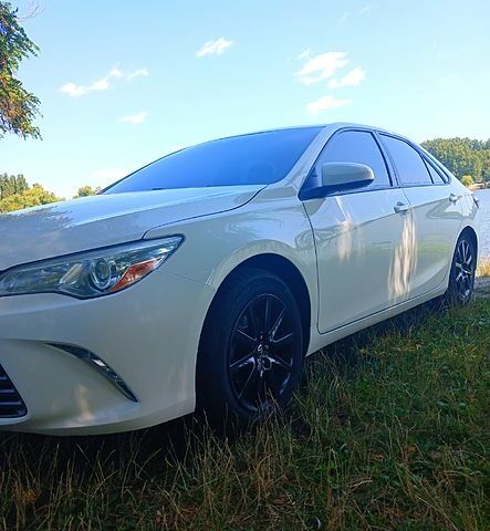 Белый Тойота Камри, объемом двигателя 2.5 л и пробегом 220 тыс. км за 13700 $, фото 2 на Automoto.ua