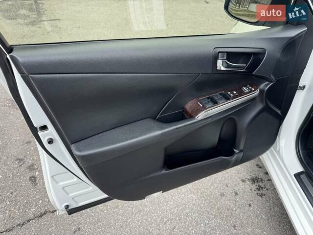 Белый Тойота Камри, объемом двигателя 2.49 л и пробегом 172 тыс. км за 17900 $, фото 17 на Automoto.ua