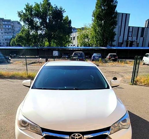 Белый Тойота Камри, объемом двигателя 2.5 л и пробегом 220 тыс. км за 13000 $, фото 4 на Automoto.ua