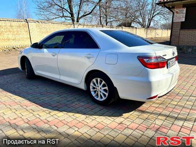 Белый Тойота Камри, объемом двигателя 2.5 л и пробегом 240 тыс. км за 15500 $, фото 1 на Automoto.ua