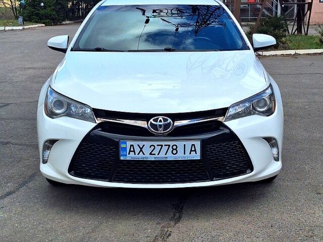 Белый Тойота Камри, объемом двигателя 2.5 л и пробегом 220 тыс. км за 12300 $, фото 1 на Automoto.ua