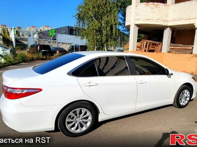 Белый Тойота Камри, объемом двигателя 2.5 л и пробегом 220 тыс. км за 13000 $, фото 3 на Automoto.ua