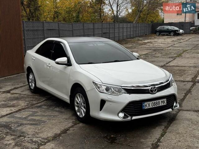 Белый Тойота Камри, объемом двигателя 2.49 л и пробегом 190 тыс. км за 13800 $, фото 1 на Automoto.ua