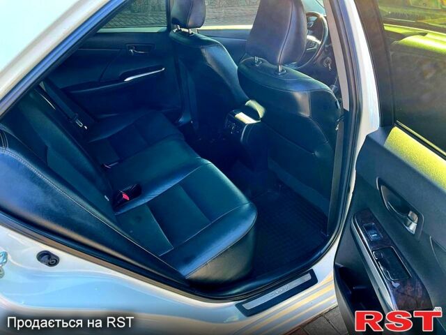 Белый Тойота Камри, объемом двигателя 2.5 л и пробегом 240 тыс. км за 15500 $, фото 3 на Automoto.ua