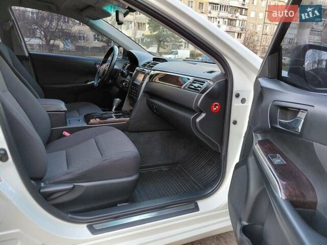 Белый Тойота Камри, объемом двигателя 2.5 л и пробегом 137 тыс. км за 16800 $, фото 24 на Automoto.ua