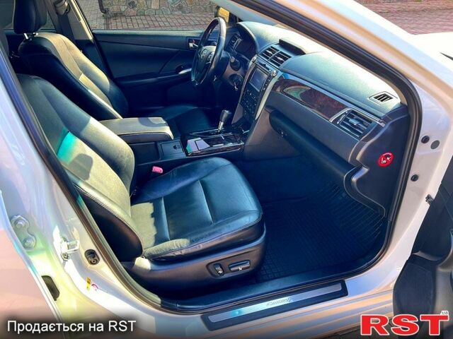 Белый Тойота Камри, объемом двигателя 2.5 л и пробегом 240 тыс. км за 15500 $, фото 2 на Automoto.ua