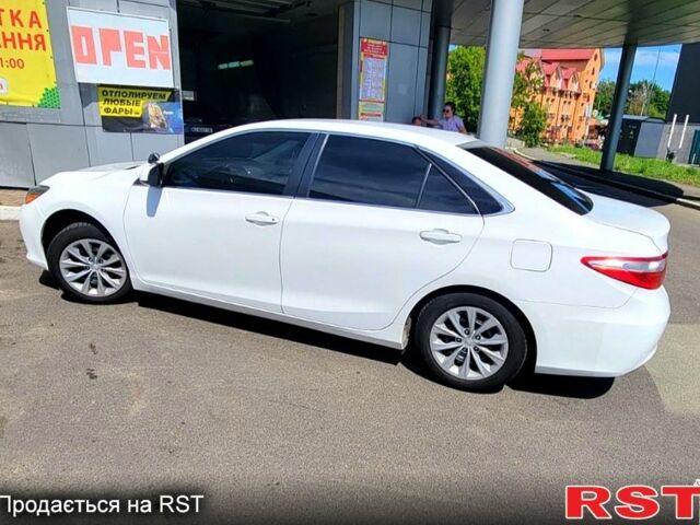 Белый Тойота Камри, объемом двигателя 2.5 л и пробегом 220 тыс. км за 13000 $, фото 2 на Automoto.ua