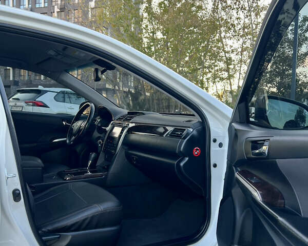 Тойота Камри 2015 в Кропивницком (Кировограде) на Automoto.ua Белый Тойота Камри, объемом двигателя 2.49 л и пробегом 230 тыс. км за 14800 $, фото 29 на Automoto.ua