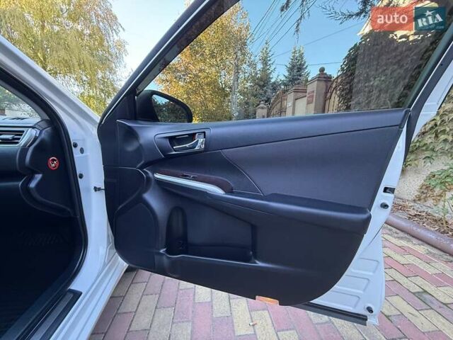 Белый Тойота Камри, объемом двигателя 2.49 л и пробегом 87 тыс. км за 18700 $, фото 83 на Automoto.ua