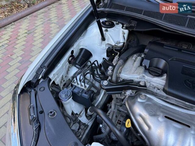 Белый Тойота Камри, объемом двигателя 2.49 л и пробегом 87 тыс. км за 18700 $, фото 109 на Automoto.ua