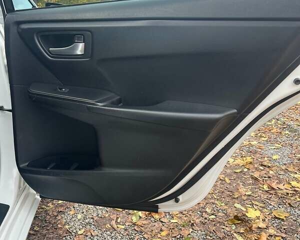 Белый Тойота Камри, объемом двигателя 2.5 л и пробегом 204 тыс. км за 13000 $, фото 16 на Automoto.ua