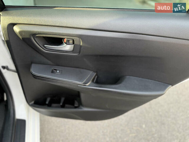 Белый Тойота Камри, объемом двигателя 2.49 л и пробегом 192 тыс. км за 13400 $, фото 16 на Automoto.ua