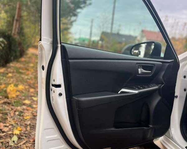 Белый Тойота Камри, объемом двигателя 2.5 л и пробегом 204 тыс. км за 13000 $, фото 18 на Automoto.ua