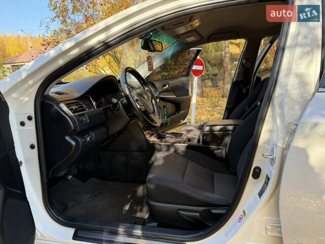 Тойота Камри 2016 в Харькове на Automoto.ua Белый Тойота Камри, объемом двигателя 2.49 л и пробегом 190 тыс. км за 16999 $, фото 24 на Automoto.ua