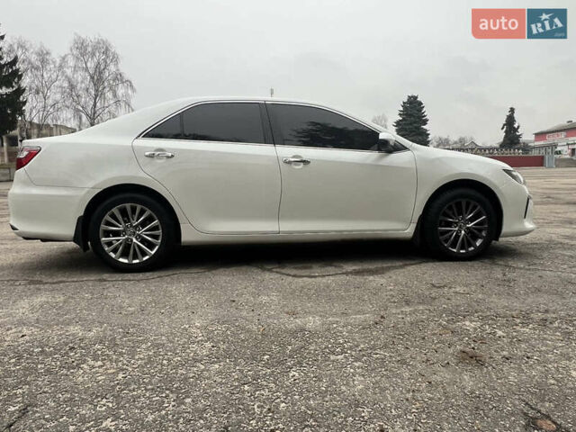 Белый Тойота Камри, объемом двигателя 0 л и пробегом 120 тыс. км за 18750 $, фото 1 на Automoto.ua
