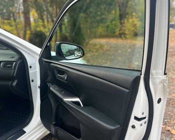 Белый Тойота Камри, объемом двигателя 2.5 л и пробегом 204 тыс. км за 13000 $, фото 19 на Automoto.ua
