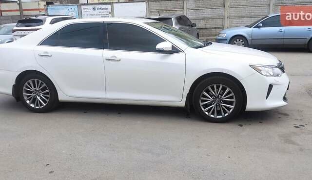 Білий Тойота Камрі, об'ємом двигуна 2.5 л та пробігом 194 тис. км за 19900 $, фото 2 на Automoto.ua