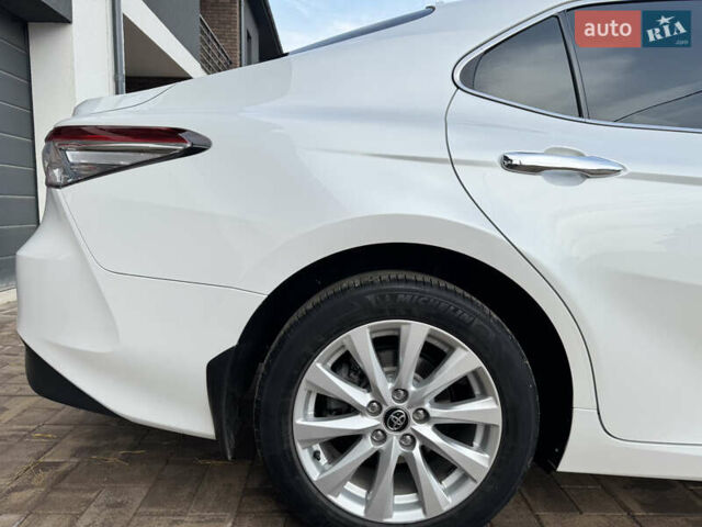 Тойота Камри 2017 в Черновцах на Automoto.ua Белый Тойота Камри, объемом двигателя 2.49 л и пробегом 80 тыс. км за 22900 $, фото 7 на Automoto.ua