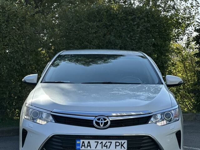 Белый Тойота Камри, объемом двигателя 2.5 л и пробегом 180 тыс. км за 16800 $, фото 2 на Automoto.ua