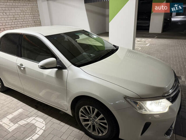 Тойота Камри 2017 в Львове на Automoto.ua Белый Тойота Камри, объемом двигателя 2.49 л и пробегом 148 тыс. км за 19300 $, фото 5 на Automoto.ua