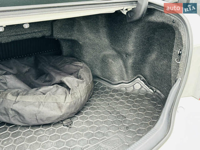 Белый Тойота Камри, объемом двигателя 2.5 л и пробегом 93 тыс. км за 16499 $, фото 42 на Automoto.ua