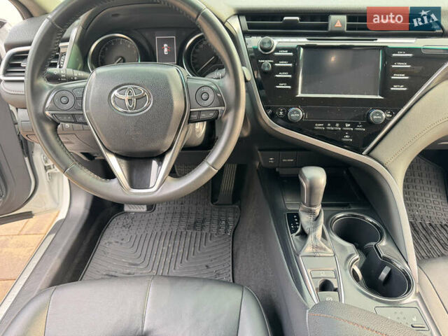 Тойота Камри 2017 в Черновцах на Automoto.ua Белый Тойота Камри, объемом двигателя 2.49 л и пробегом 80 тыс. км за 22900 $, фото 27 на Automoto.ua