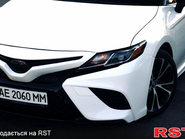 Белый Тойота Камри, объемом двигателя 2.5 л и пробегом 14 тыс. км за 23500 $, фото 1 на Automoto.ua