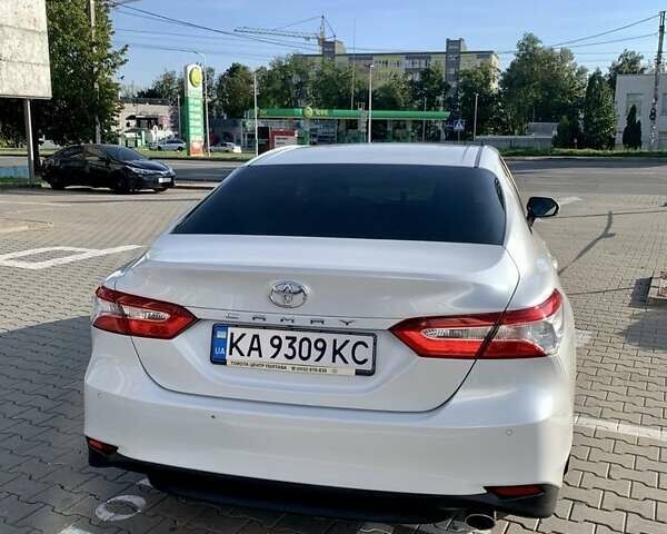 Белый Тойота Камри, объемом двигателя 2.5 л и пробегом 104 тыс. км за 21900 $, фото 2 на Automoto.ua