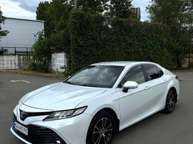 Белый Тойота Камри, объемом двигателя 2.5 л и пробегом 205 тыс. км за 20000 $, фото 1 на Automoto.ua