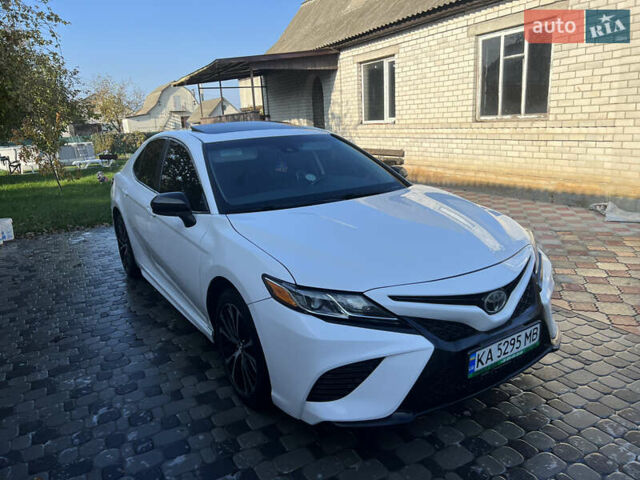 Белый Тойота Камри, объемом двигателя 2.49 л и пробегом 286 тыс. км за 17800 $, фото 1 на Automoto.ua