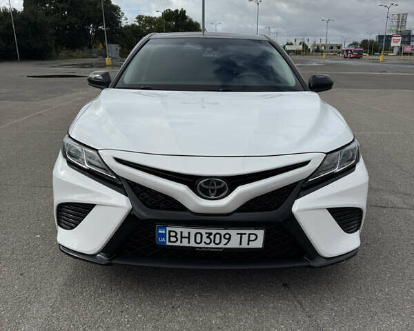 Белый Тойота Камри, объемом двигателя 2.49 л и пробегом 140 тыс. км за 21500 $, фото 1 на Automoto.ua