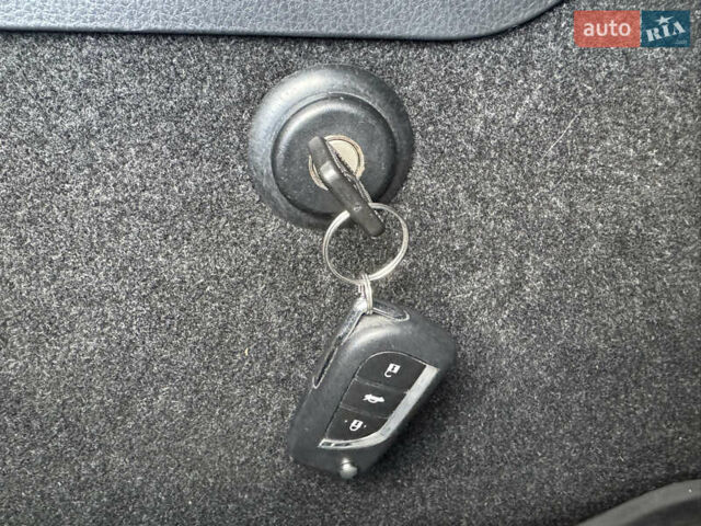 Белый Тойота Камри, объемом двигателя 2.49 л и пробегом 32 тыс. км за 23700 $, фото 41 на Automoto.ua