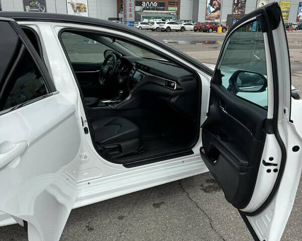 Белый Тойота Камри, объемом двигателя 2.49 л и пробегом 140 тыс. км за 21500 $, фото 18 на Automoto.ua
