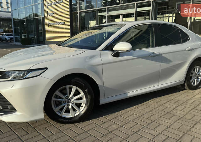 Белый Тойота Камри, объемом двигателя 2.49 л и пробегом 137 тыс. км за 21950 $, фото 1 на Automoto.ua