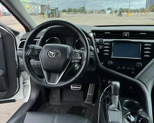 Белый Тойота Камри, объемом двигателя 2.49 л и пробегом 140 тыс. км за 21500 $, фото 11 на Automoto.ua