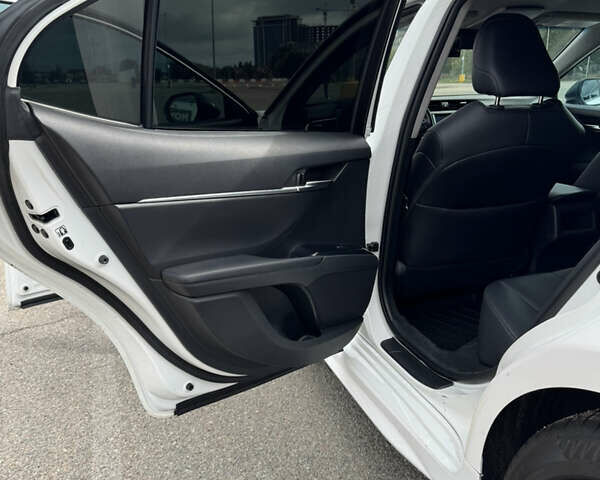 Белый Тойота Камри, объемом двигателя 2.49 л и пробегом 140 тыс. км за 21500 $, фото 12 на Automoto.ua