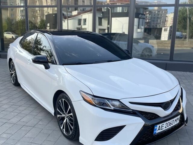 Белый Тойота Камри, объемом двигателя 2.5 л и пробегом 145 тыс. км за 19200 $, фото 1 на Automoto.ua