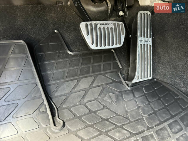 Белый Тойота Камри, объемом двигателя 2.49 л и пробегом 157 тыс. км за 22900 $, фото 18 на Automoto.ua