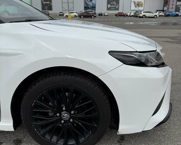 Белый Тойота Камри, объемом двигателя 2.49 л и пробегом 140 тыс. км за 21500 $, фото 3 на Automoto.ua