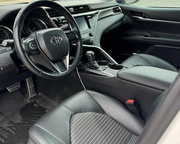 Белый Тойота Камри, объемом двигателя 2.49 л и пробегом 140 тыс. км за 21500 $, фото 9 на Automoto.ua