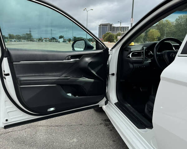 Белый Тойота Камри, объемом двигателя 2.49 л и пробегом 140 тыс. км за 21500 $, фото 13 на Automoto.ua