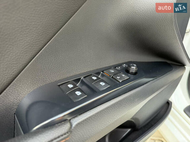 Белый Тойота Камри, объемом двигателя 2.49 л и пробегом 175 тыс. км за 21500 $, фото 20 на Automoto.ua